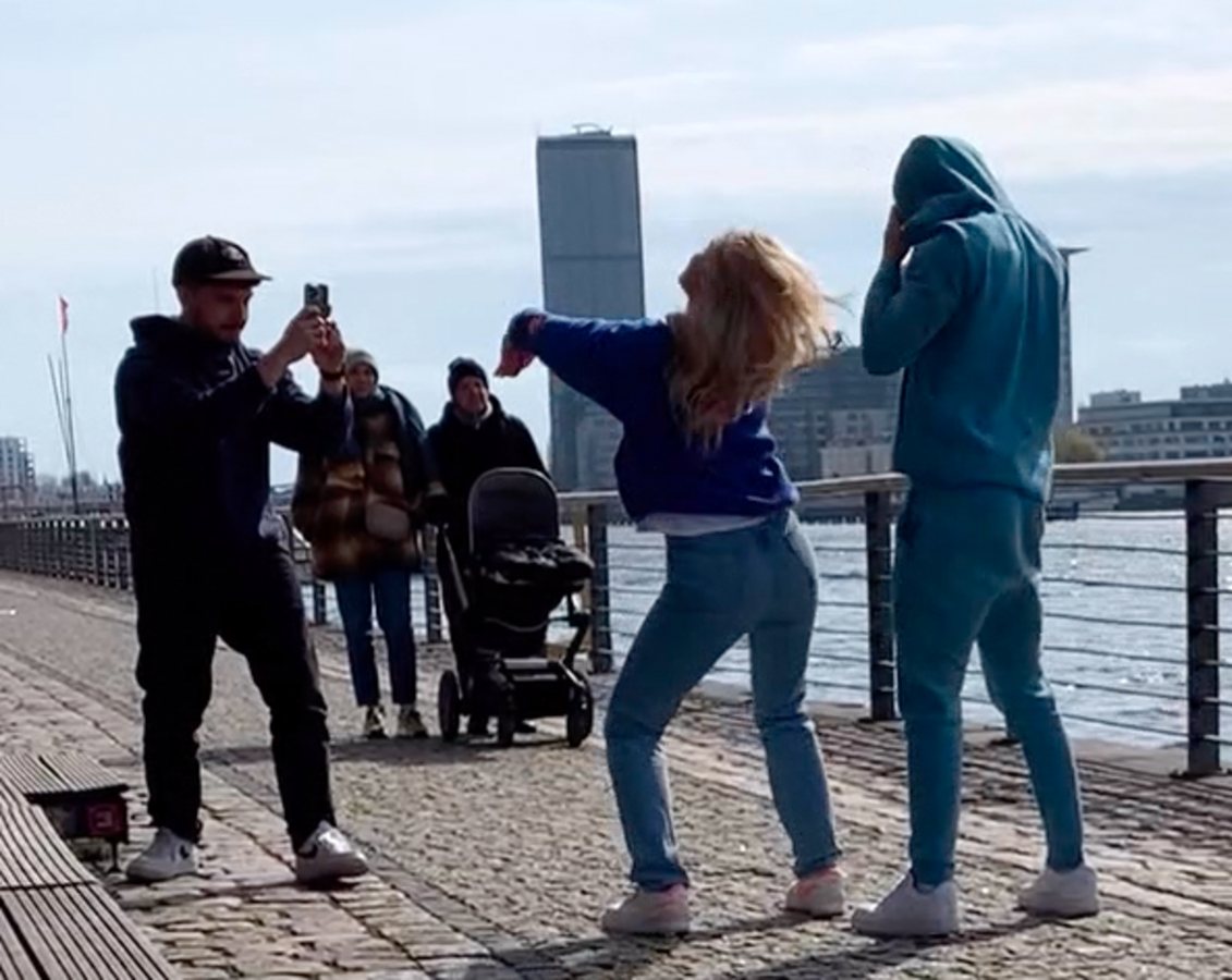 Jugendliche produzieren 2022 ein Video für TikTok