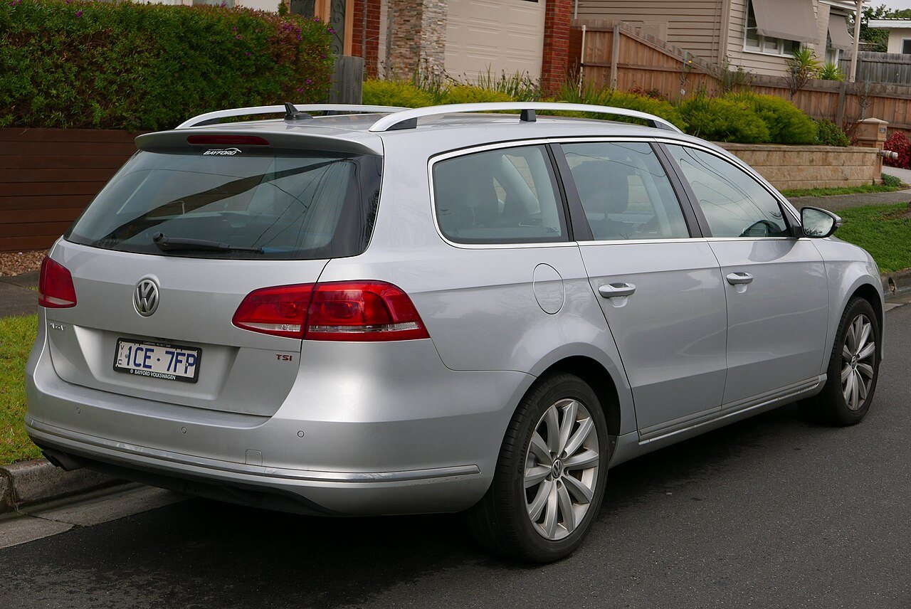 2014er Volkswagen Passat 3C MY15 118TSI Kombi, Heckansicht