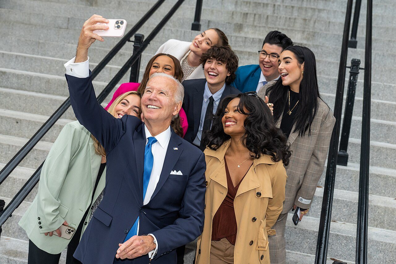 Biden robi selfie z twórcami treści cyfrowych przed budynkiem Eisenhower Executive Office Building 25 października 2022 roku