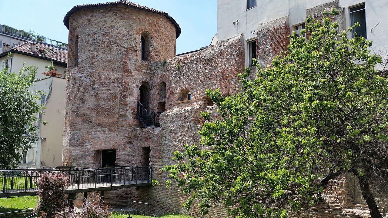 Pozůstatky římských hradeb Milána v Městském archeologickém muzeu