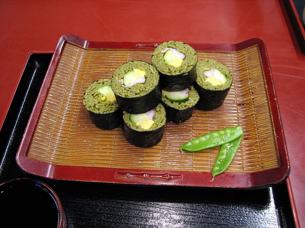 Sushi soba aux œufs, crabe et concombre