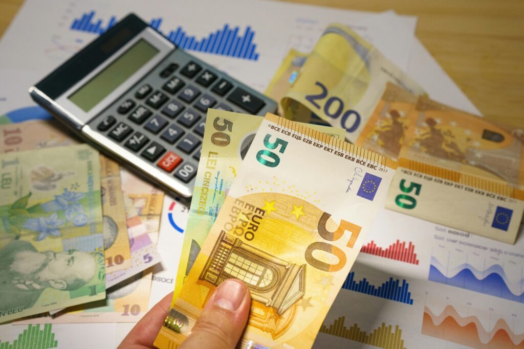 Leul se prăbușește pe piața interbancară. Euro a atins un nou maxim istoric, pe fondul crizei politice