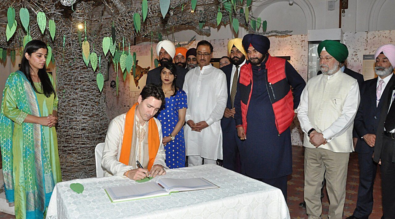 Trudeau firma il libro degli ospiti al Tempio d'Oro di Amritsar, India, nel 2018