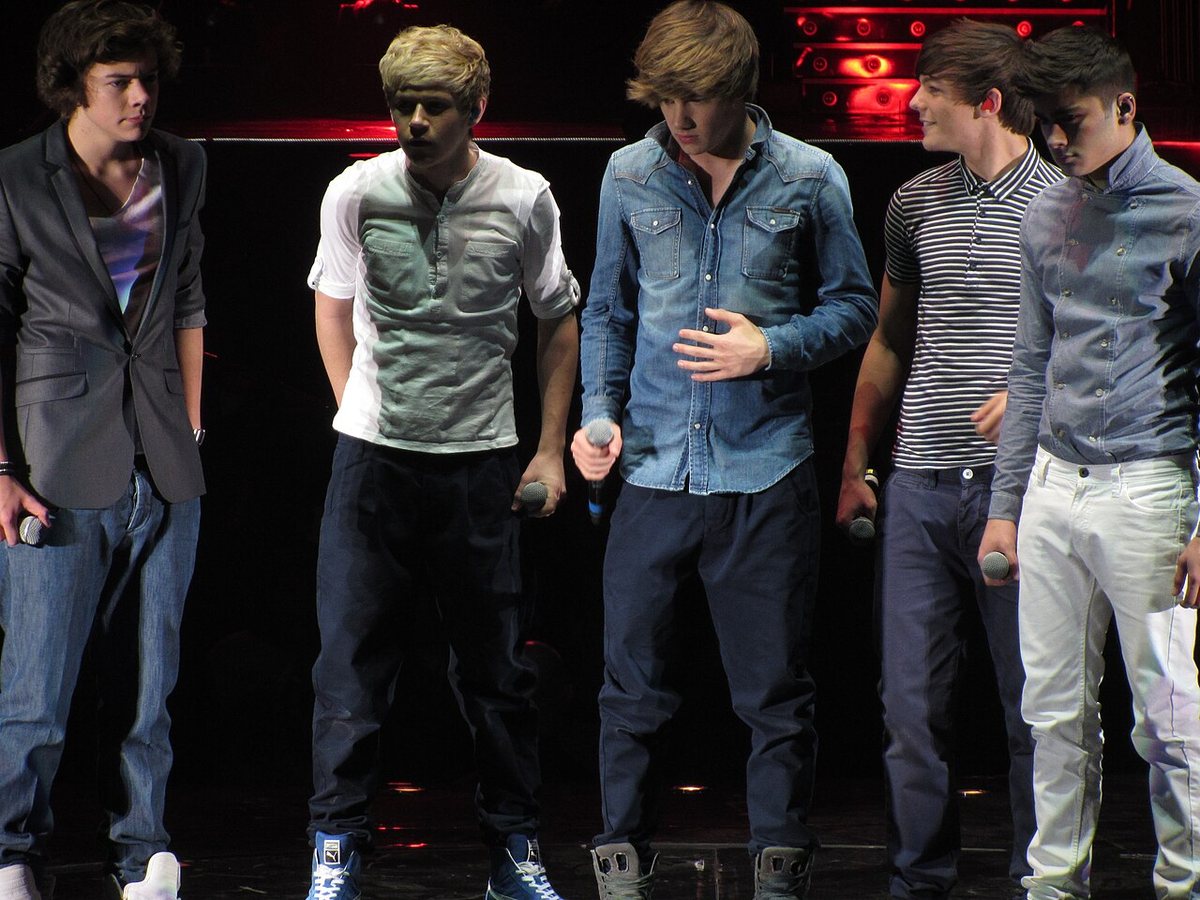 Styles (po lewej) z One Direction podczas trasy The X Factor Live Tour w 2011 roku