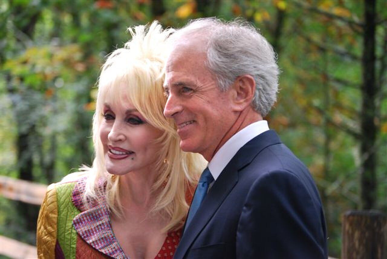 Parton z senatorem USA Bobem Corkerem na ceremonii ponownego poświęcenia Parku Narodowego Great Smoky Mountains we wrześniu 2009