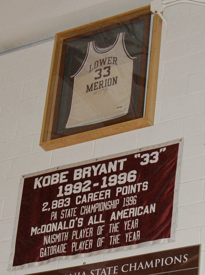 Wycofana koszulka Bryanta z numerem 33 i baner w hali Lower Merion High School w Ardmore w Pensylwanii