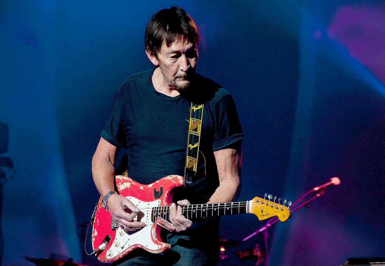 Rea jouant sur sa Fender Stratocaster « Pinky » au Congress Hall de Varsovie, 2012