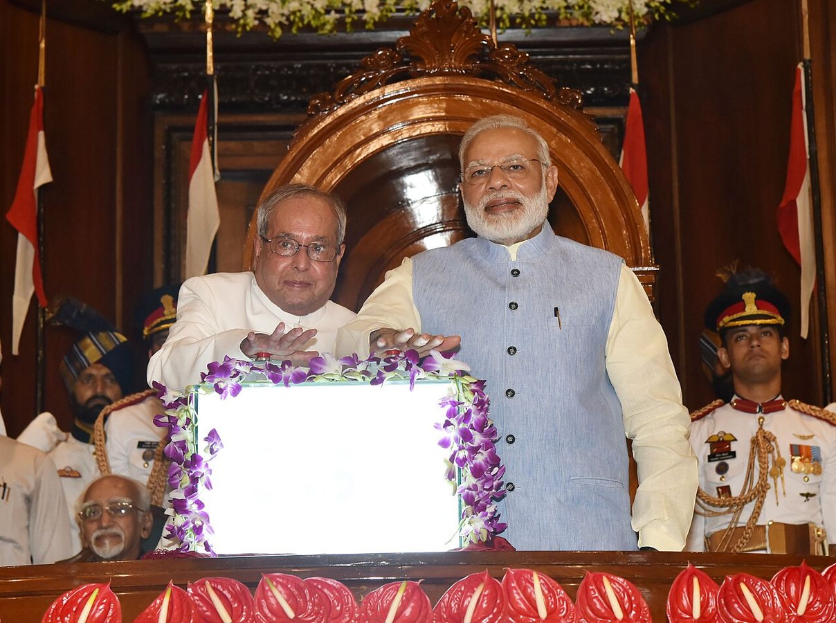 Modi und Präsident Pranab Mukherjee bei der Einführung der Güter- und Dienstleistungssteuer im Zentralsaal des Parlaments in Neu-Delhi am 1. Juli 2017