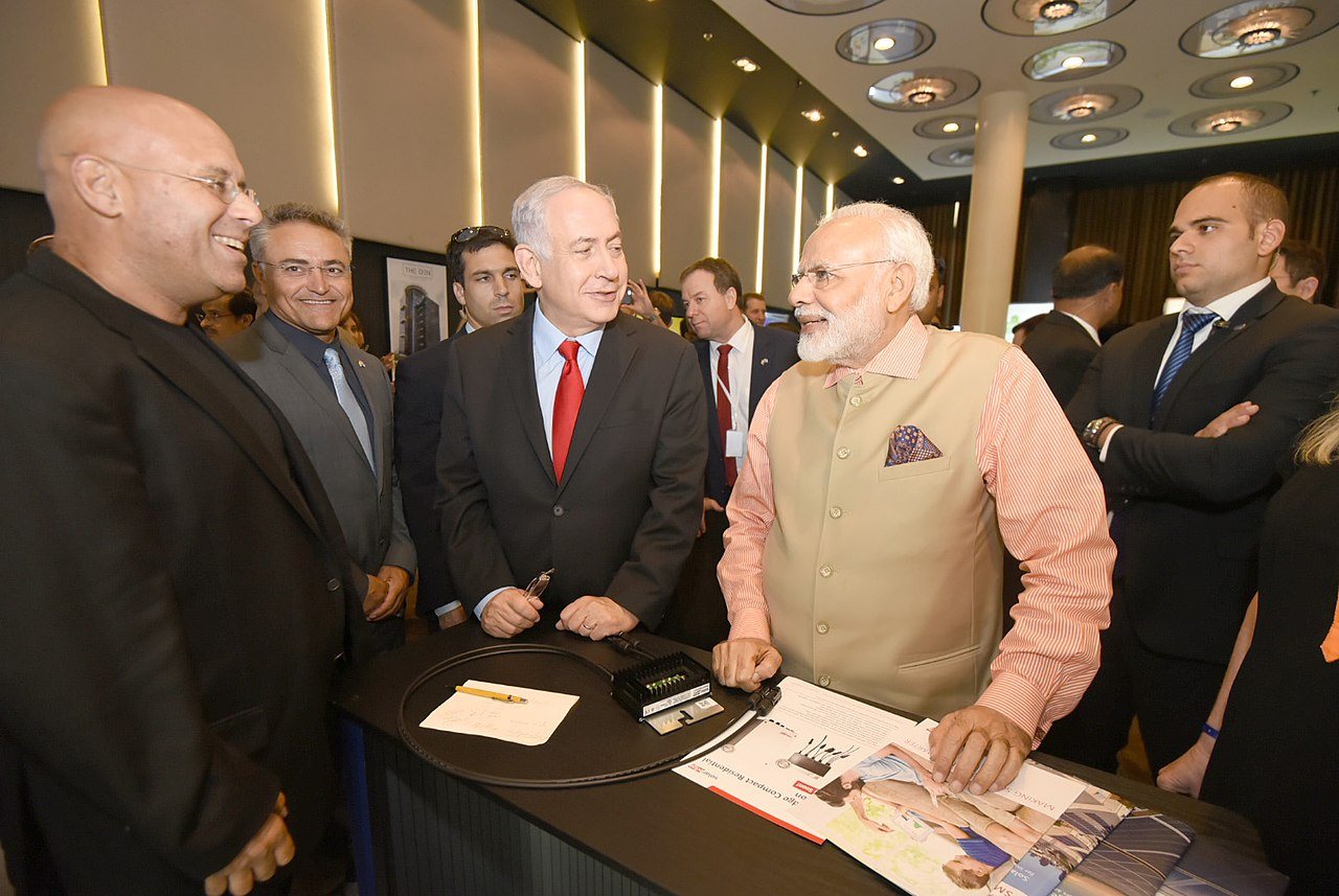 Der israelische Premierminister Benjamin Netanjahu und Modi besuchen 2017 die Technologieausstellung in Tel Aviv, Israel