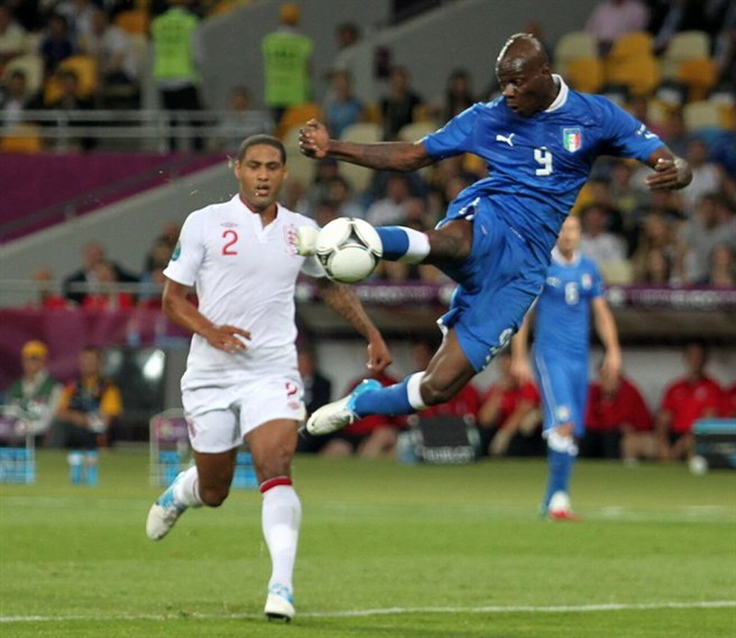 Balotelli jugando contra Inglaterra en 2012