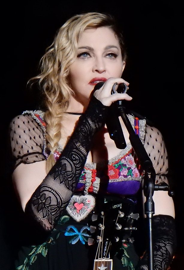 Madonna podczas trasy Rebel Heart Tour w Sztokholmie w 2015 roku, przycięte
