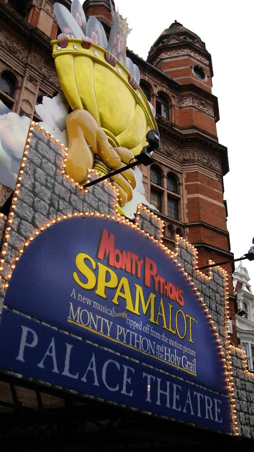 Spamalot im Londoner Palace Theatre, wo Curry seine Rolle als König Artus wieder übernahm