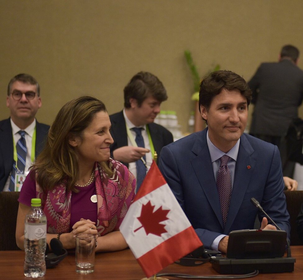 Trudeau seduto accanto a Chrystia Freeland nel 2018; le dimissioni di Freeland dal governo nel dicembre 2024 hanno innescato la crisi politica