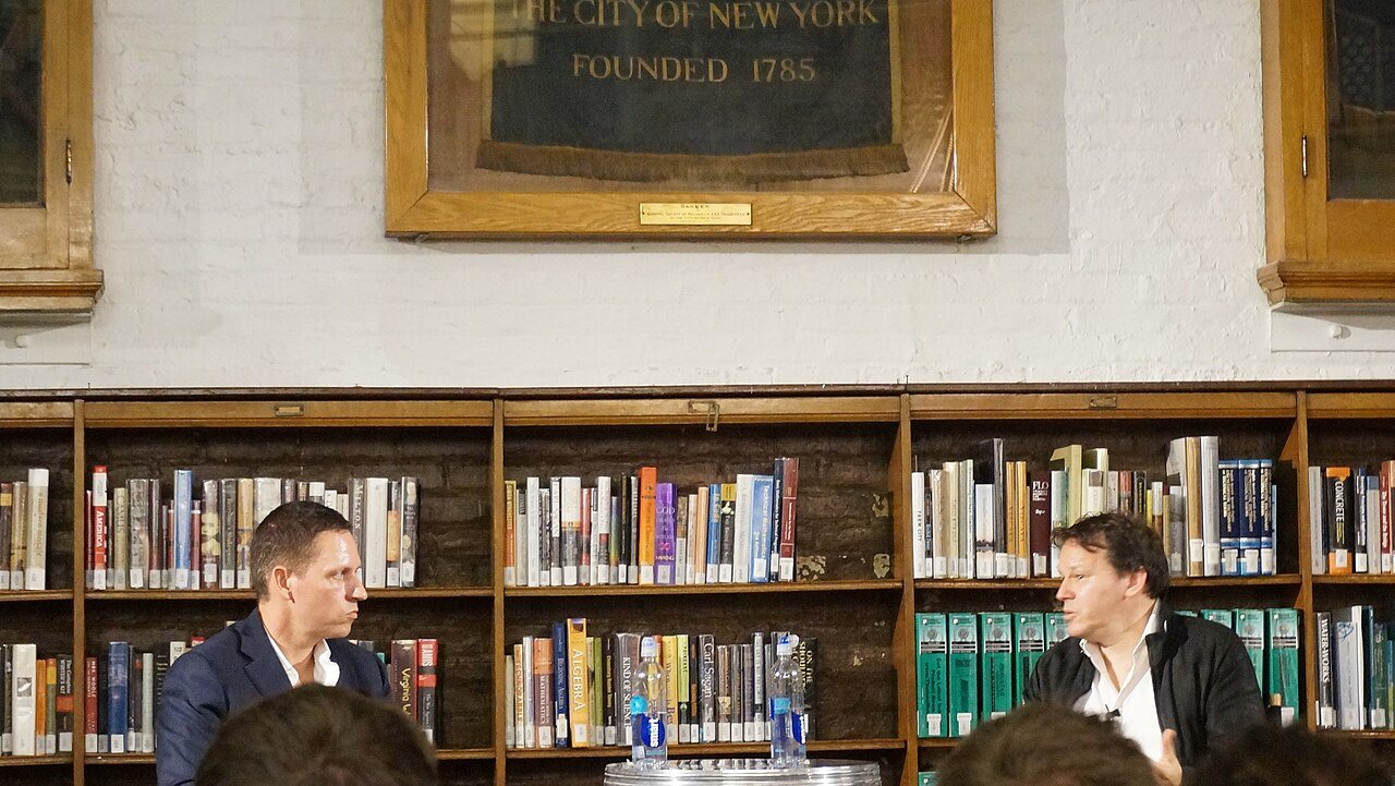 Peter Thiel a David Graeber diskutují o technologiích, demokracii a budoucnosti v roce 2014