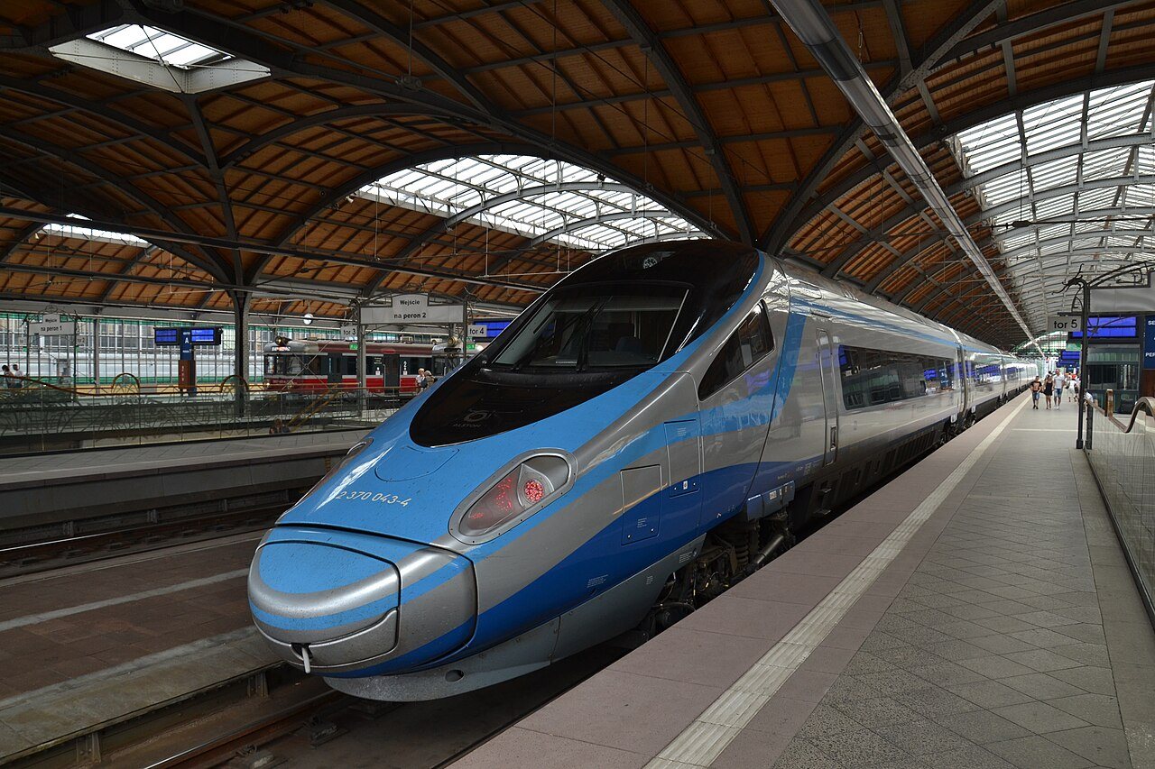 Un tren PKP Intercity Pendolino en la estación de Breslavia Główny