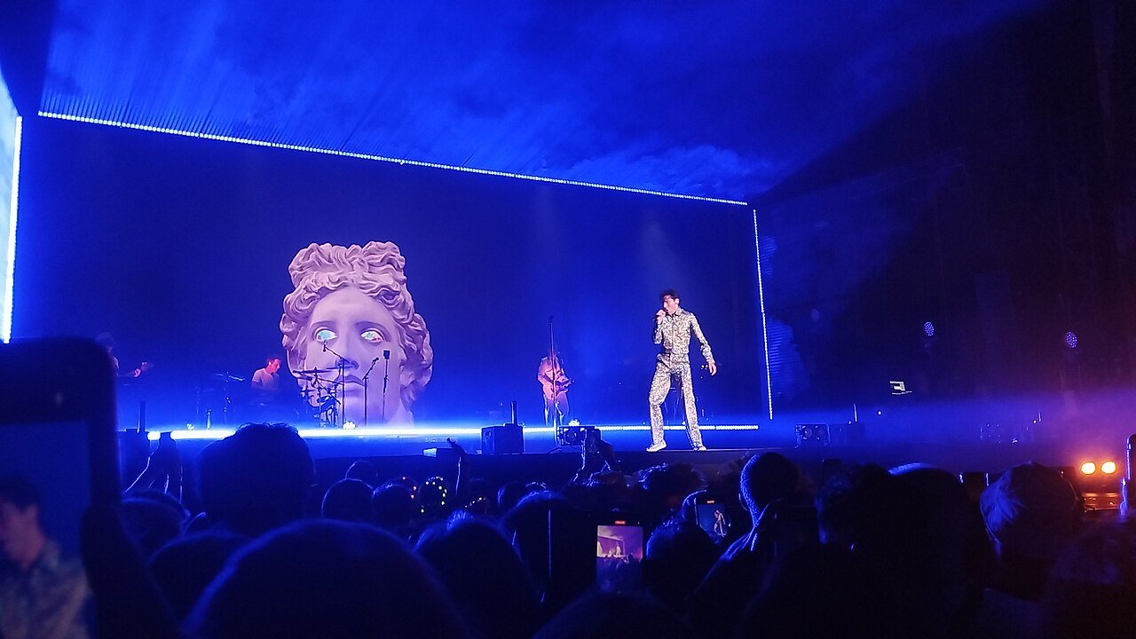Mika na koncertě na festivalu Essonne en Scène v Chamarande ve Francii v srpnu 2024