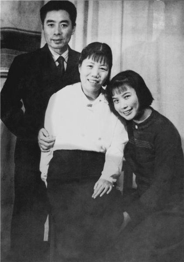 Zhou (links) mit seiner Frau Deng Yingchao (Mitte) und Sun Weishi