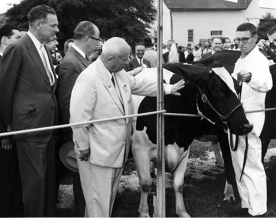 Jrushchov con el secretario de Agricultura Ezra Taft Benson (a la izquierda de Jrushchov) y el embajador de Estados Unidos ante las Naciones Unidas, Henry Cabot Lodge (extremo izquierdo), en el Centro del Servicio de Investigación Agrícola, 16 de septiembre de 1959