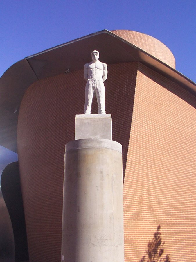 Uma estátua de Shakur no museu MARTa em Herford, Alemanha