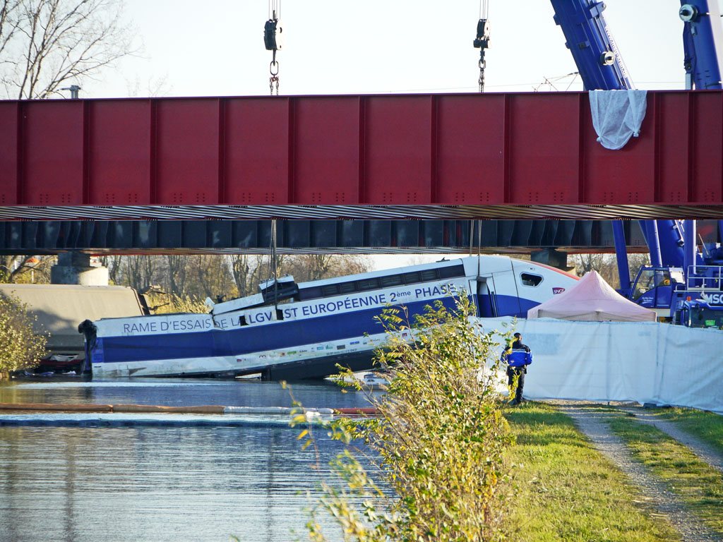 Treno deraglia in Francia con 180 passeggeri: 44 feriti, la polizia indaga per sabotaggio