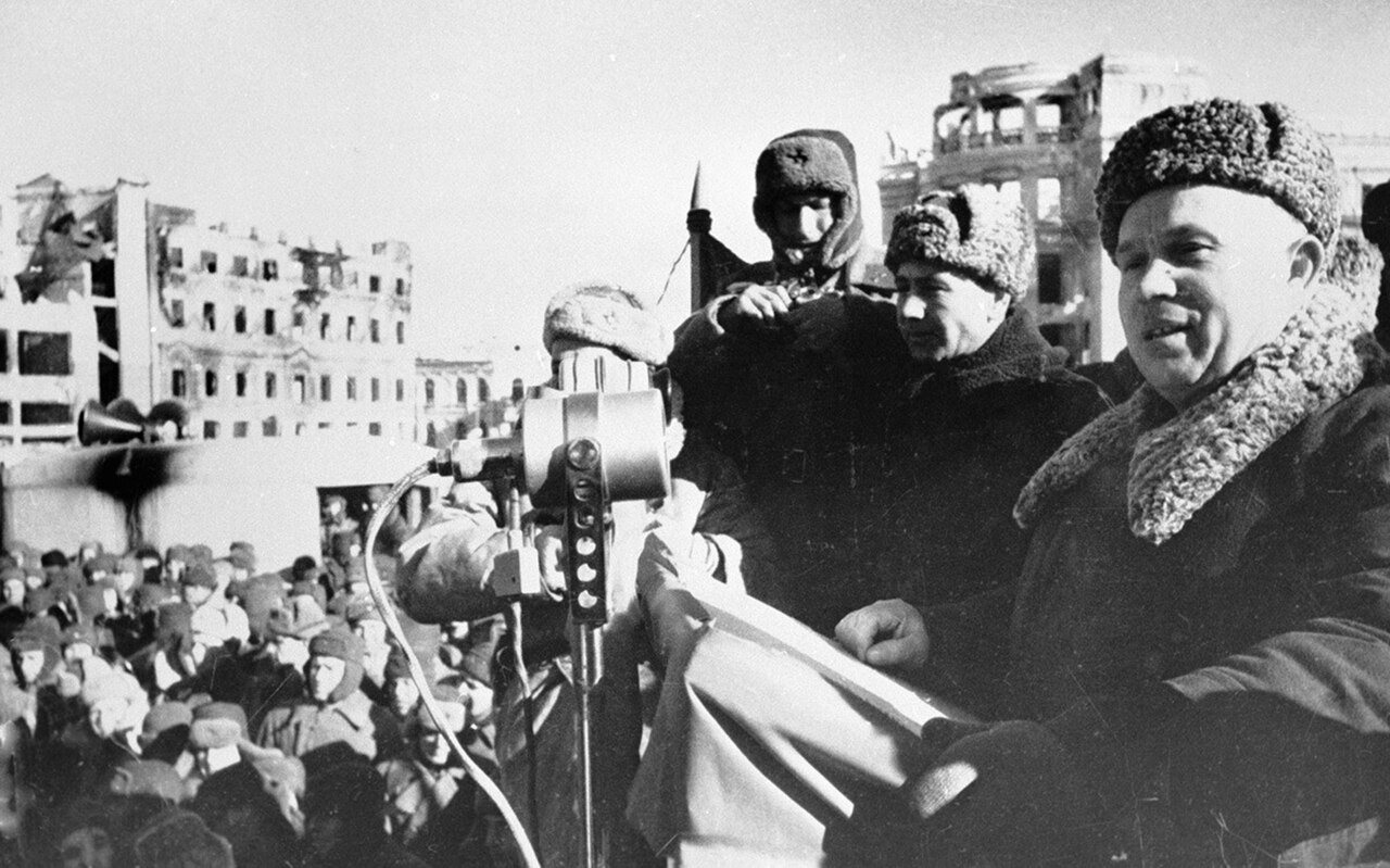 Jrushchov (derecha) pronunciando un discurso en un mitin de victoria de soldados del Ejército Rojo en Stalingrado, 4 de febrero de 1943