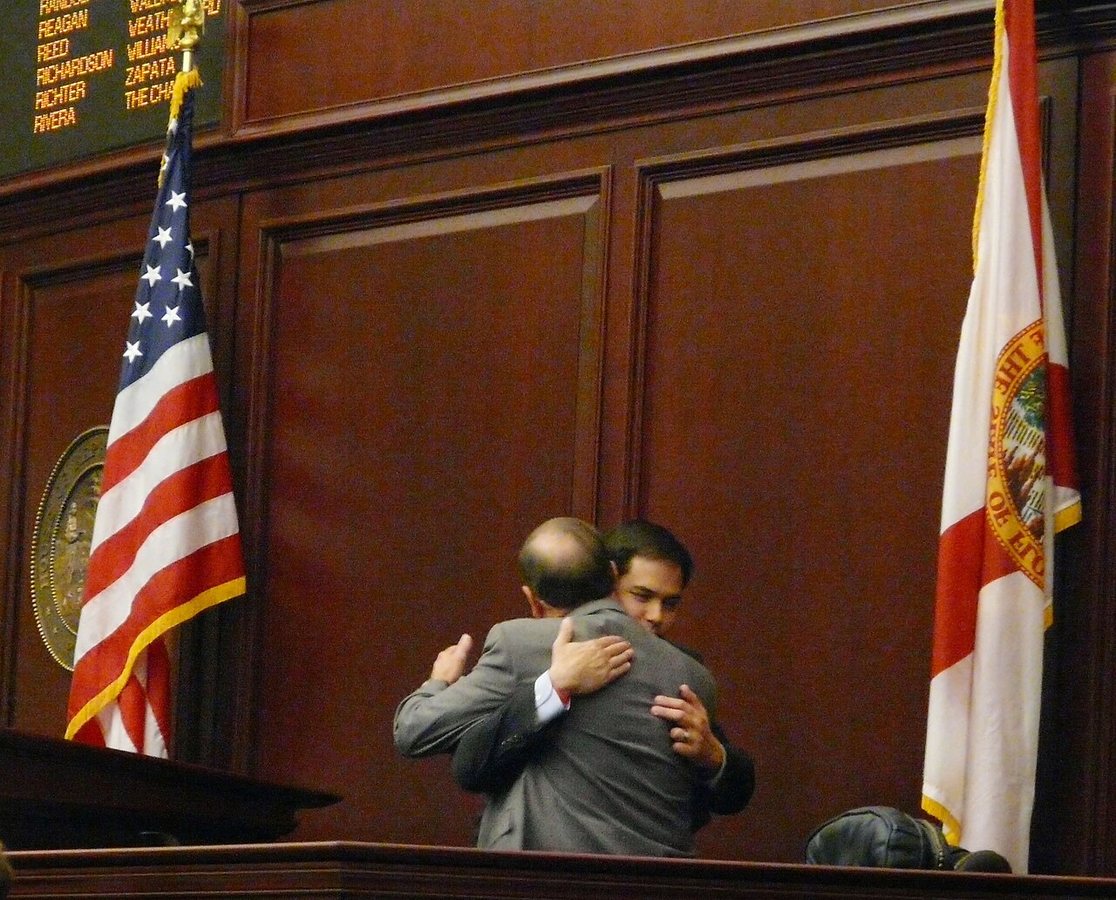 Rubio y el presidente del Senado de Florida, Ken Pruitt, se abrazan tras la aprobación unánime por la Cámara de Representantes de Florida de la resolución del Senado estatal que expresa profundo pesar por la esclavitud, marzo de 2008
