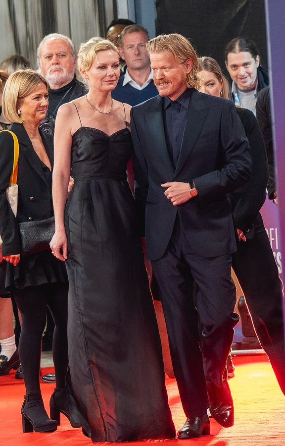 Plemons e a esposa Kirsten Dunst na estreia de Bugonia em 2025