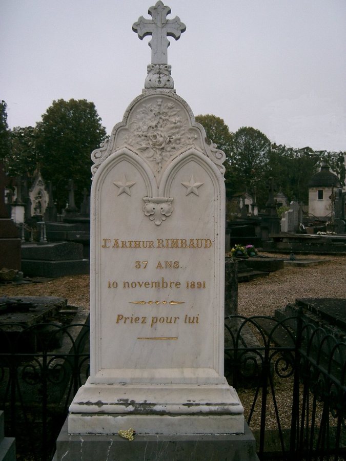 Túmulo de Rimbaud em Charleville, com a inscrição Priez pour lui (Rezai por ele)
