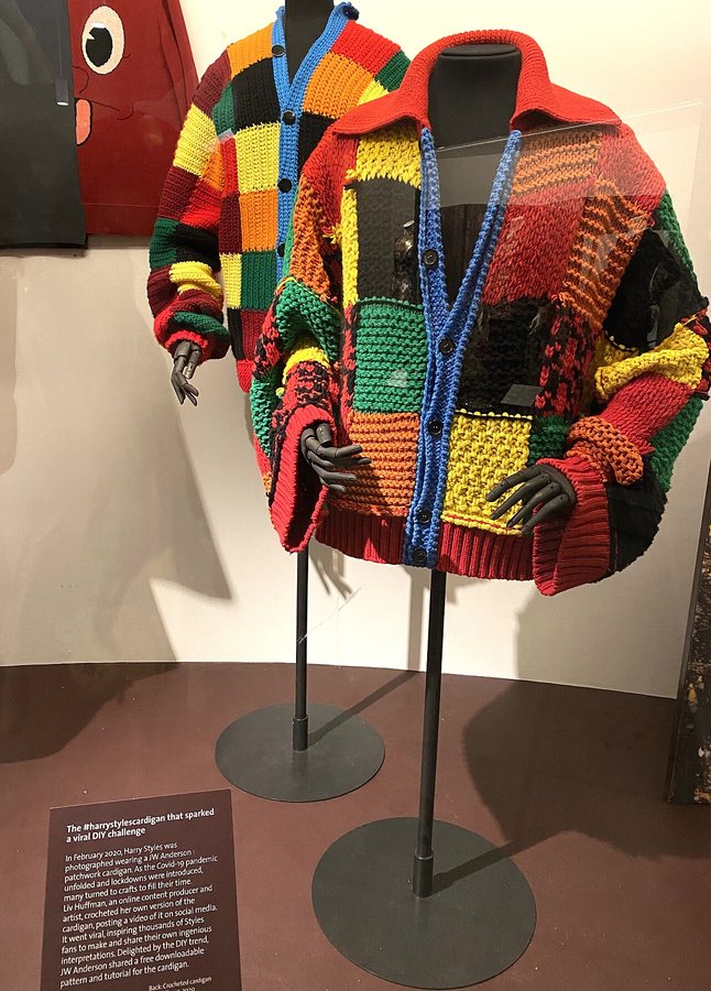 Kardigan JW Anderson noszony przez Styles, eksponowany w Muzeum V&A