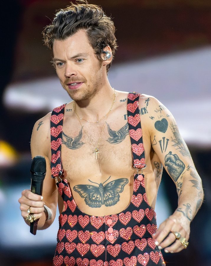 Styles, mocno ztatuowany, na stadionie Wembley w 2023 roku