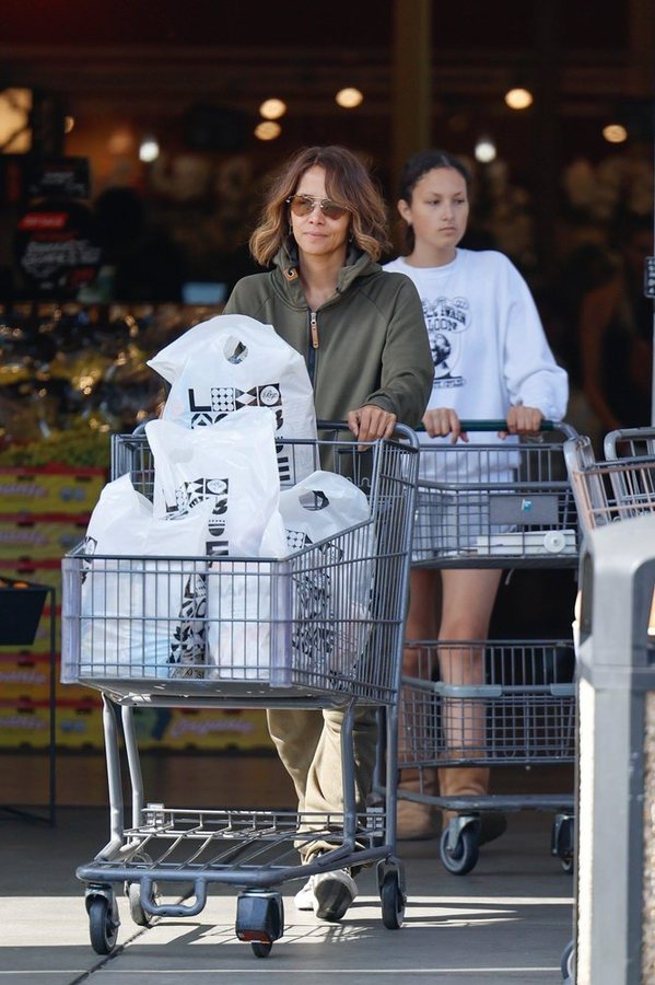 La hija mayor de Halle Berry rompe su silencio ante los tribunales tras las acusaciones contra la actriz: "Quiero saber cómo está mi hermano"