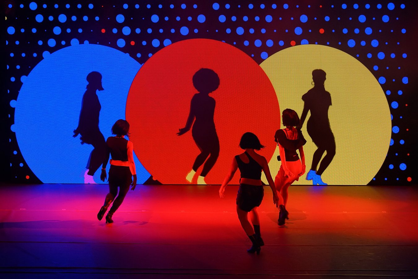 LA COUR DES ARTS DE LA play DOMINIQUE INC presents its latest play ‘Fly on the Wall’