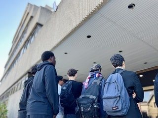 « On a été entendus mais pas compris » : le difficile face-à-face entre plusieurs lycéens et ce maire du Maine-et-Loire