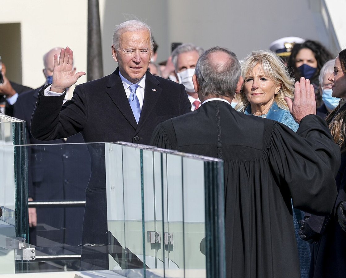 Biden składa prezydencką przysięgę przed przewodniczącym Sądu Najwyższego Johnem Robertsem w Kapitolu 20 stycznia 2021 roku