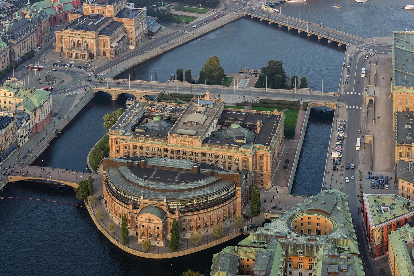 Brottsmisstänkta politikern portades från kritiska möten – C gjorde ingenting