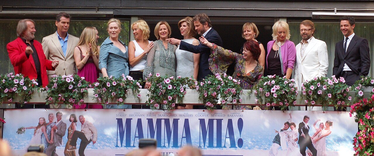 Původní členové skupiny ABBA pózují s herci z filmu Mamma Mia! The Movie 4. července 2008. Úplně vlevo Benny Andersson; pátá zleva Agnetha Fältskog s rukou na rameni Anni-Frid Lyngstadové; druhý zprava Björn Ulvaeus.