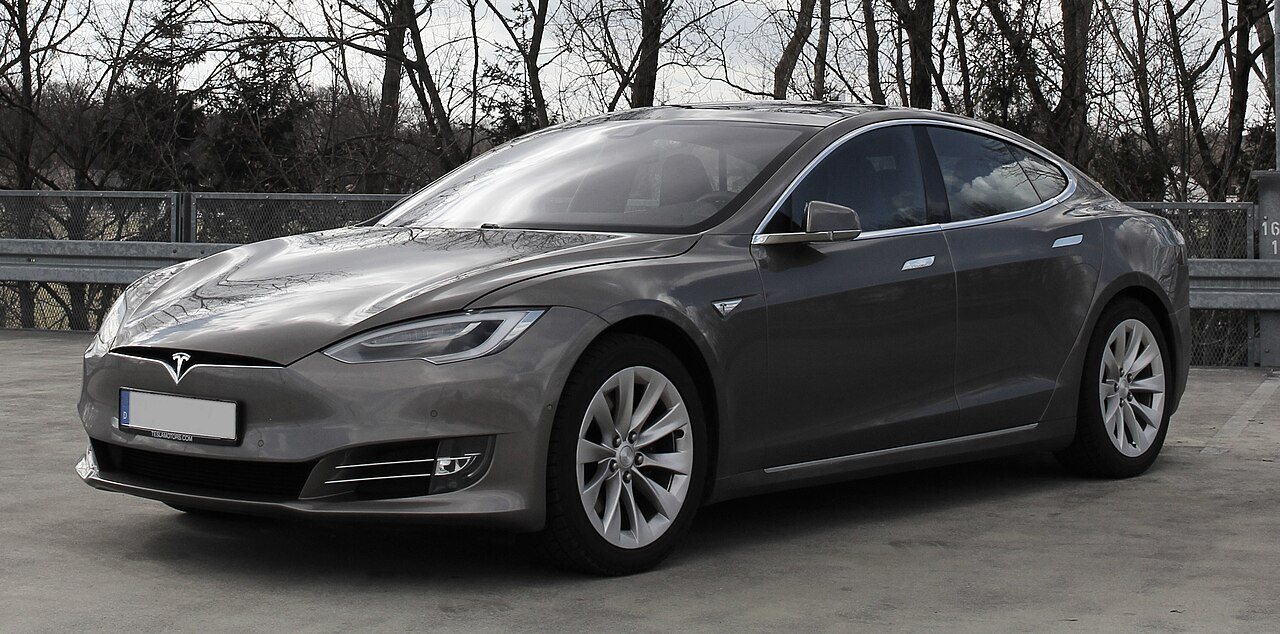 У Німеччині Tesla втратила колесо на 285 км/год, пасажири вижили