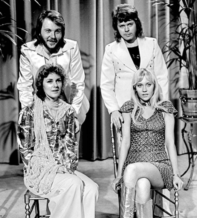 ABBA v nizozemské televizi v dubnu 1974; zleva shora ve směru hodinových ručiček: Benny Andersson, Björn Ulvaeus, Agnetha Fältskog a Anni-Frid Lyngstadová
