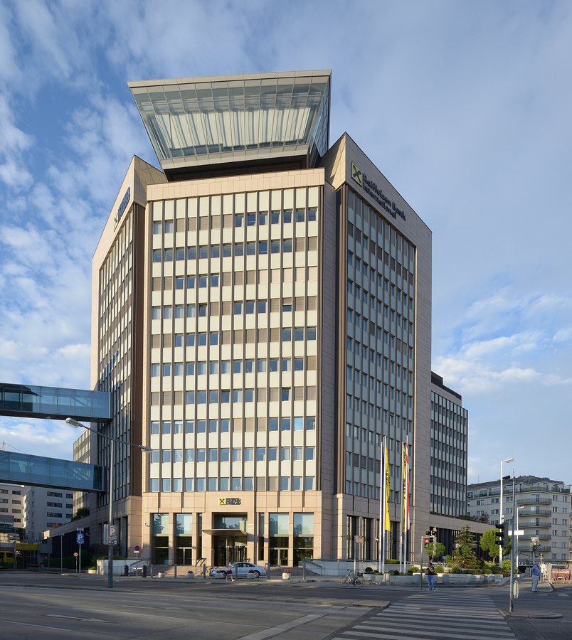 Суд обязал Rasperia выплатить Raiffeisen Bank миллиарды евро