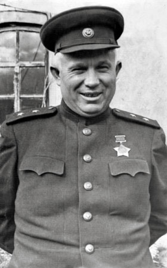 Nikita Jrushchov con uniforme del Ejército Rojo después de que la Unión Soviética entrara en la guerra