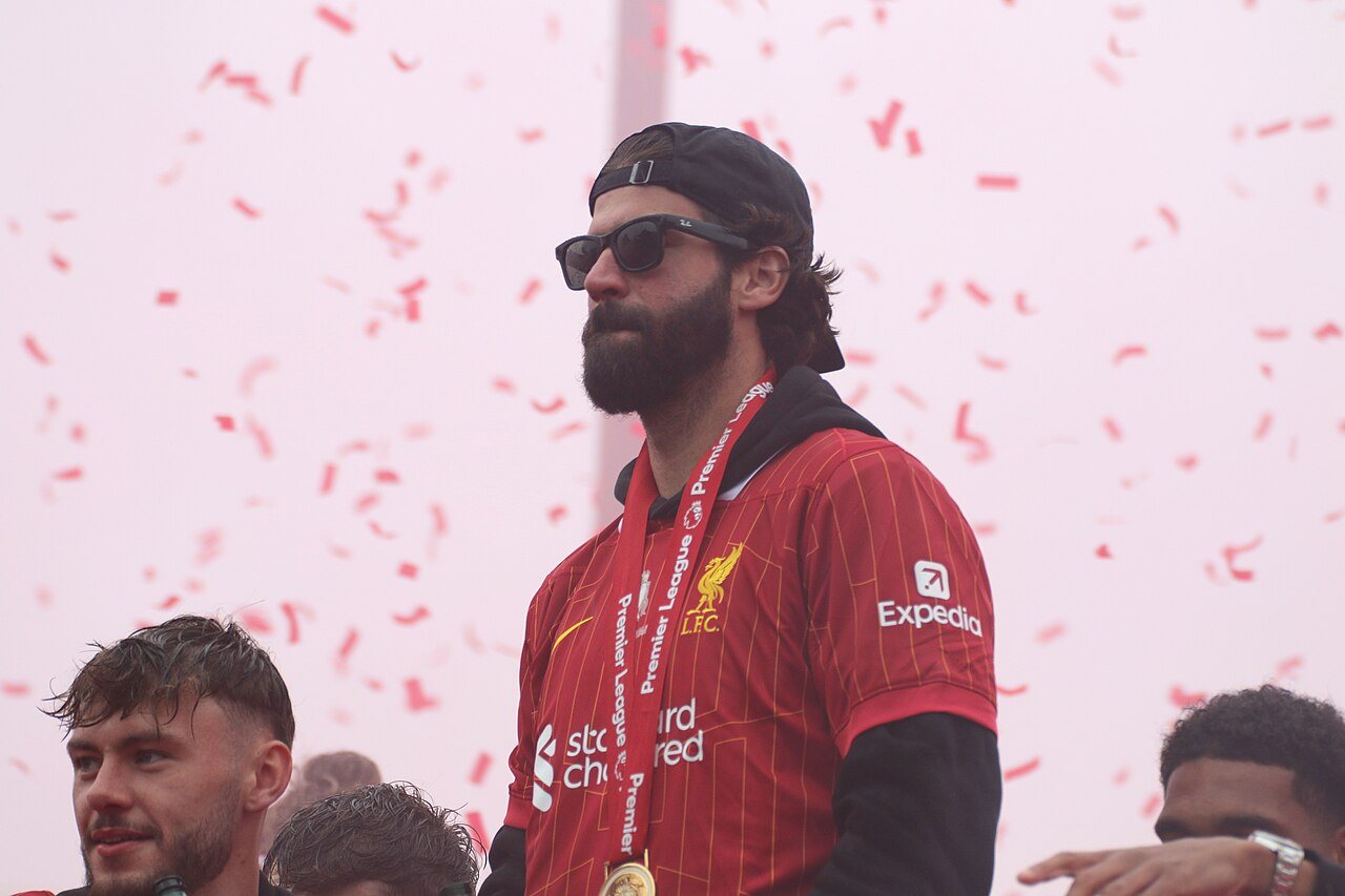Alisson bei der Busparade mit offenem Verdeck nach dem zweiten Premier-League-Titel des FC Liverpool im Jahr 2025