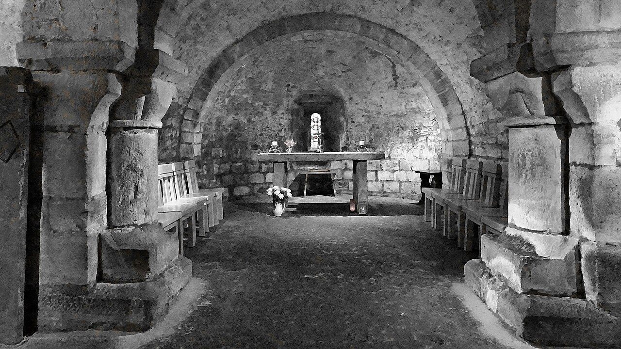 Der Altar in der Krypta der St. Mary's Church in Lastingham, die möglicherweise der Ort der frühen angelsächsischen Kirche ist, die von Cedd und Chad betreten wurde