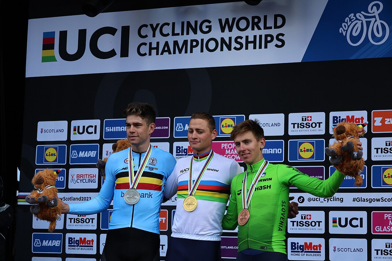 Van der Poel con Wout van Aert (a sinistra) e Tadej Pogačar (a destra) sul podio della corsa in linea maschile ai Campionati del mondo di ciclismo su strada UCI 2023