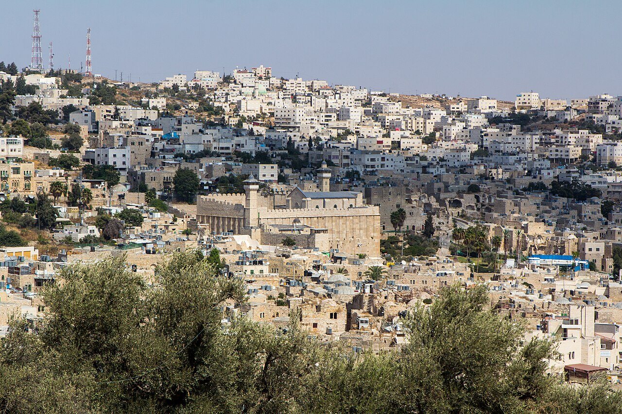 Cisgiordania, blitz israeliani in almeno 15 località: decine di palestinesi arrestati dopo l'attacco a Hebron