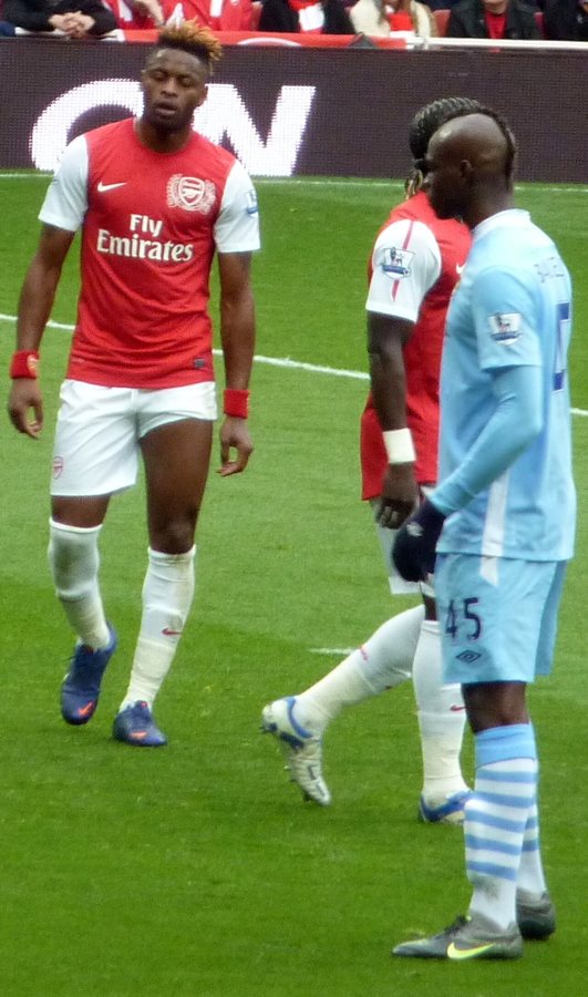 Balotelli (derecha) junto a Alex Song y Bacary Sagna en abril de 2012