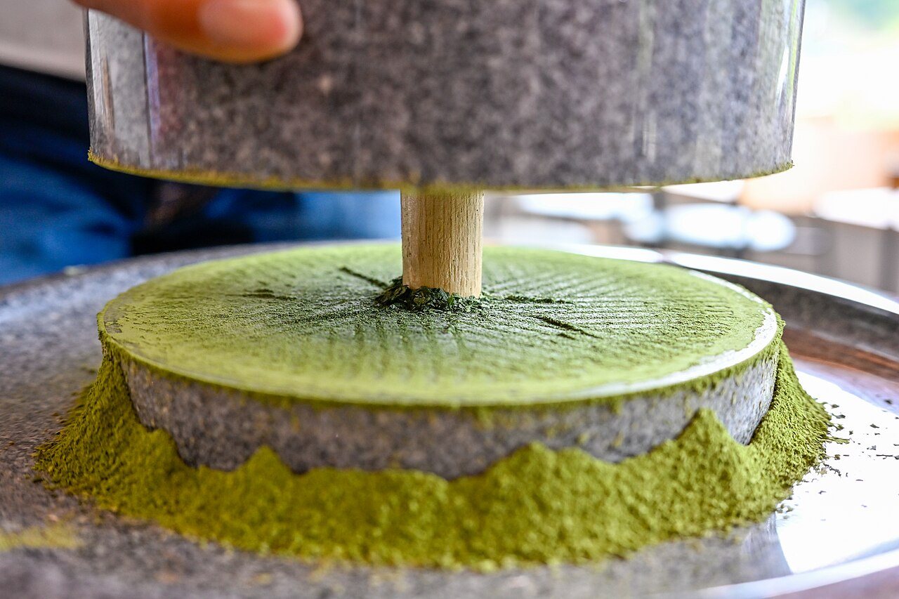 Meule en pierre de matcha broyant le tencha en poudre