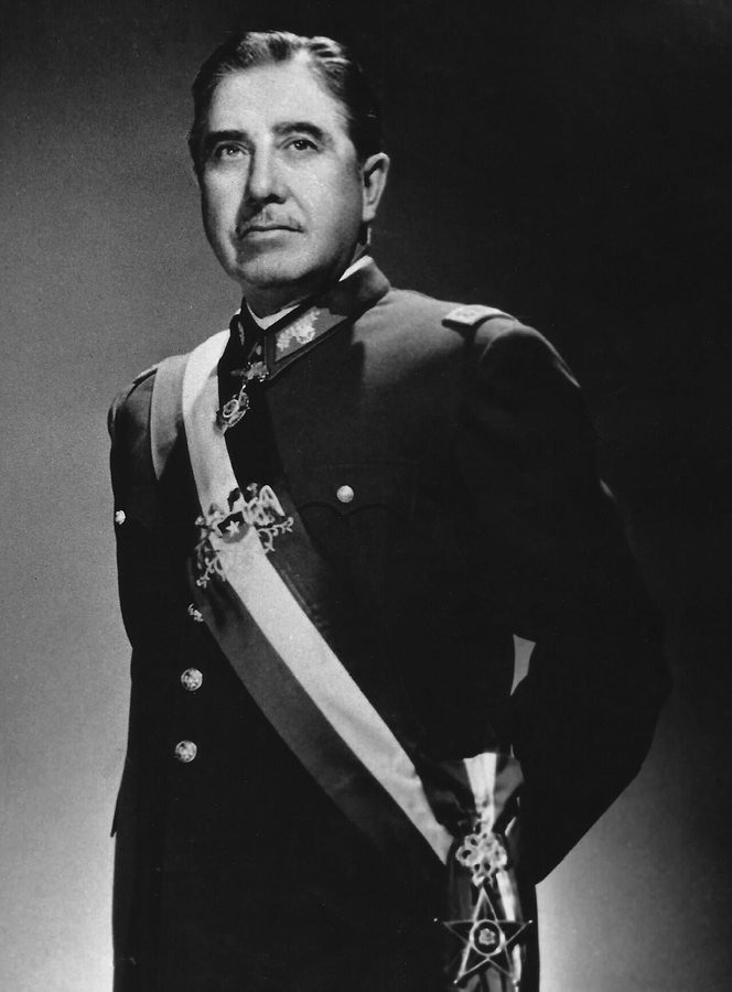 Augusto Pinochet, oficiální fotografie