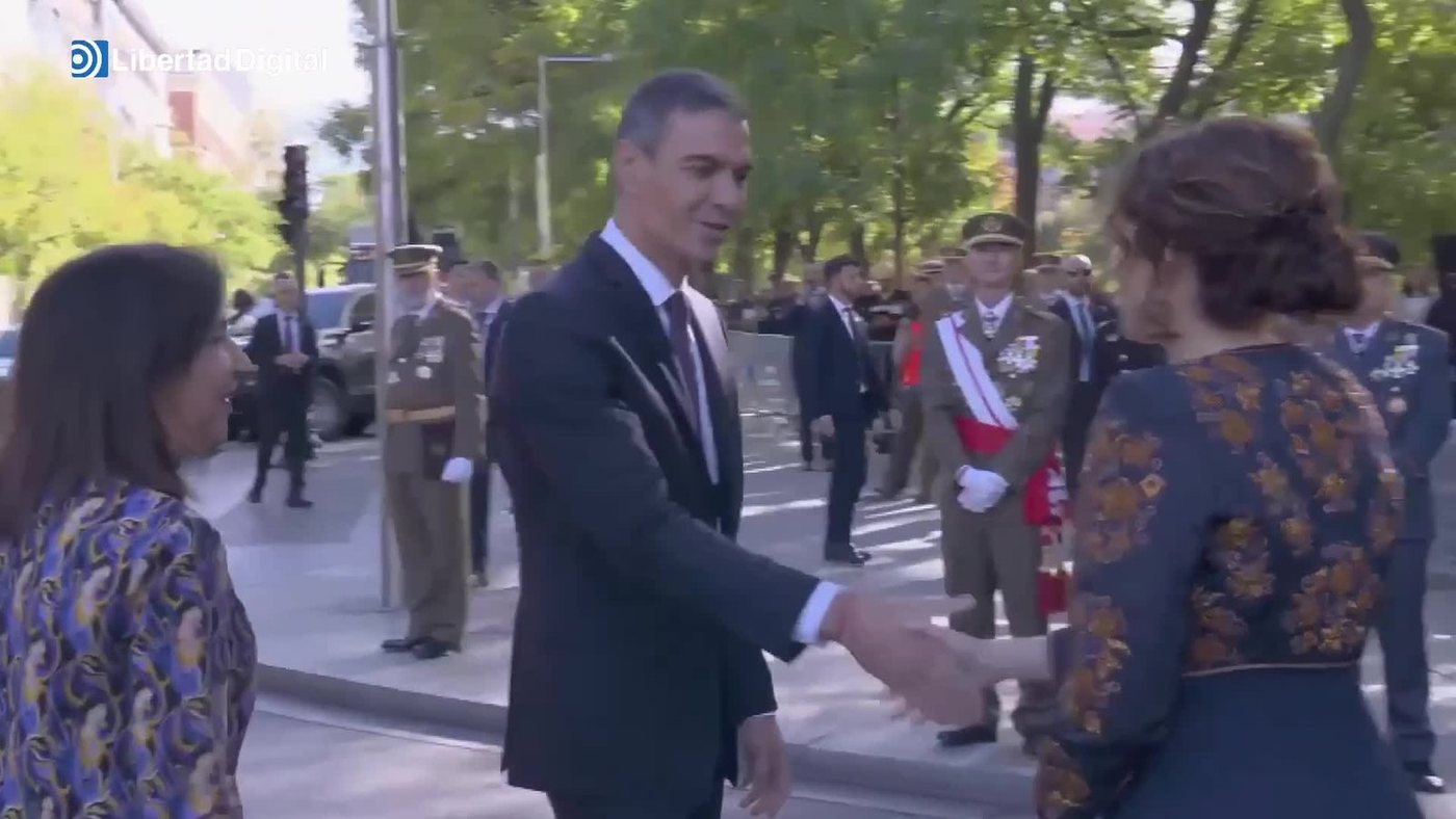 Así ha sido el saludo de Sánchez a Ayuso y Almeida en el desfile del 12-O