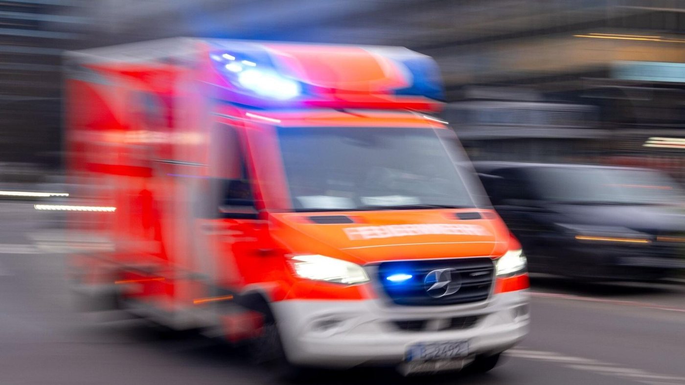 Spontaner Spurwechsel führt zu Unfall in Franken: Fußgängerin von Auto erfasst und schwer verletzt