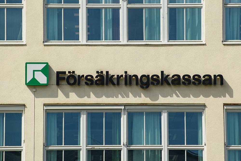 V anmäler minister för brister i sjukförsäkringen